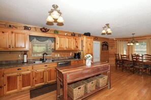 Full-size fridge, microwave, oven, stovetop