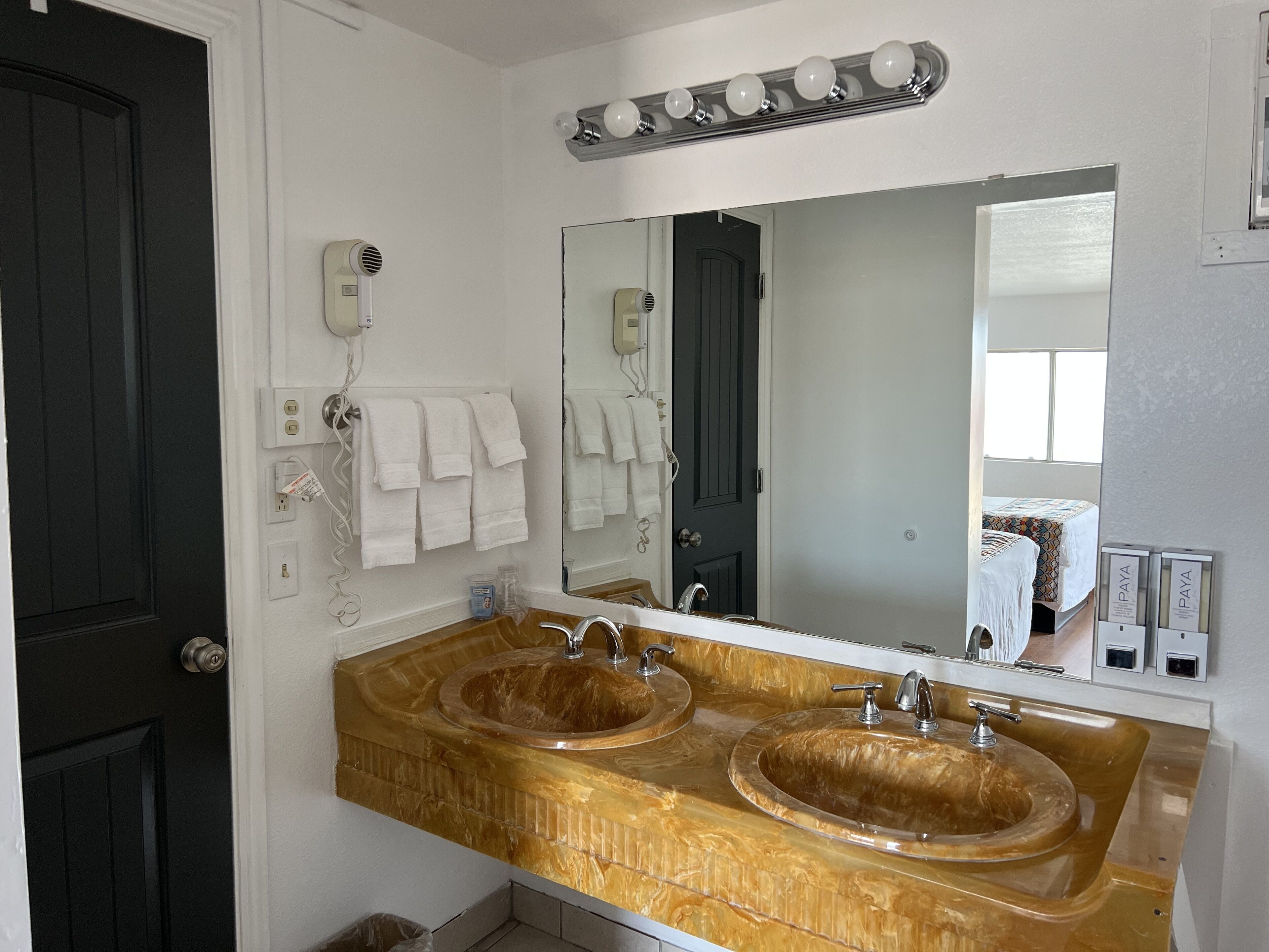 Habitación básica doble, 2 camas dobles | Baño | Toallas, jabón, champú y papel higiénico