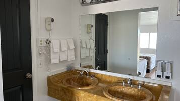 Habitación básica doble, 2 camas dobles | Baño | Toallas, jabón, champú y papel higiénico