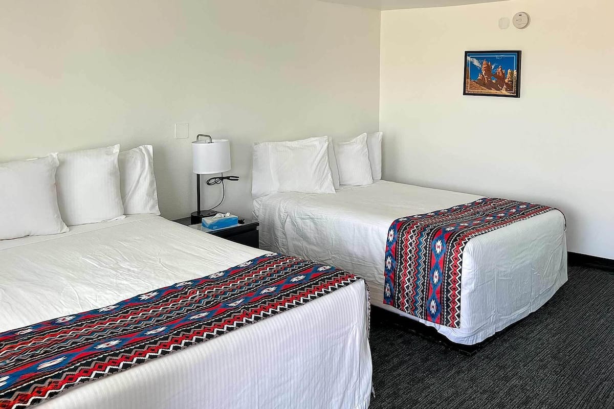 Habitació doble bàsica | Bany | Tovalloles, sabó, xampú i paper higiènic