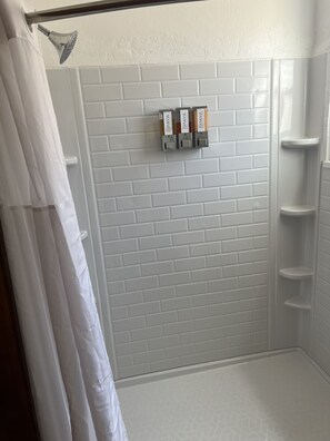 Bighorn Canyon | 5 | Bathroom | Towels, soap, shampoo, toilet paper - Escalante Canyon Inn (Escalante)