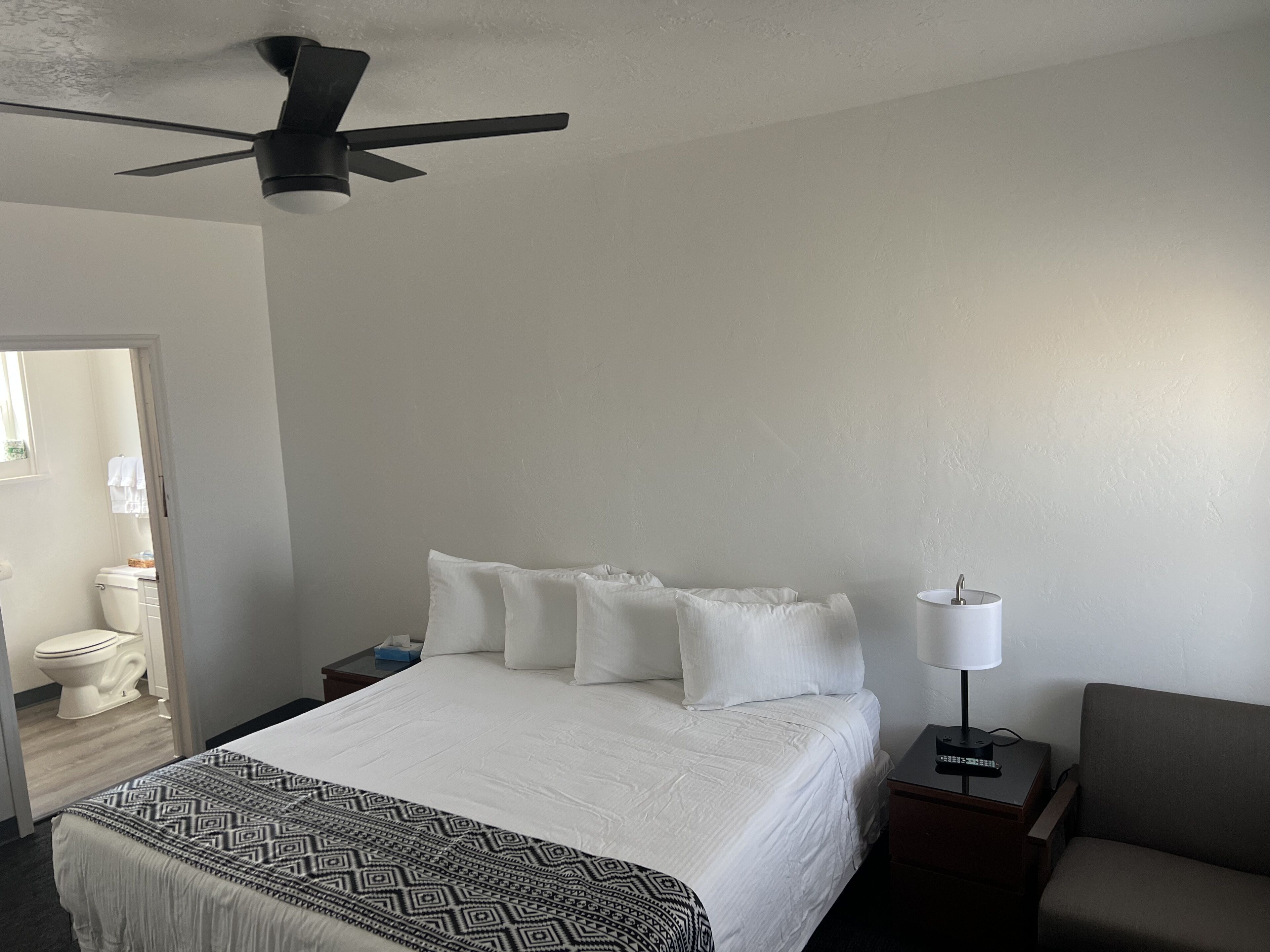 Eenpersoonskamer, 1 kingsize bed | Verduisterende gordijnen, gratis wifi, beddengoed