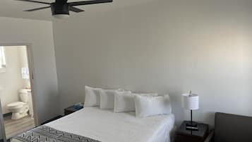 Eenpersoonskamer, 1 kingsize bed | Verduisterende gordijnen, gratis wifi, beddengoed