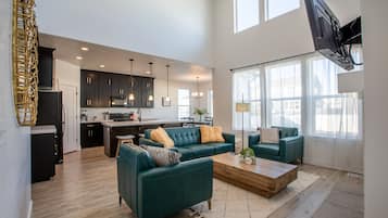 Smart TV, chimenea y libros