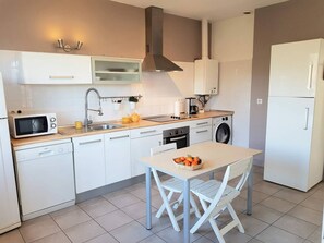 Kjøleskap, ovn, oppvaskmaskin og brødrister