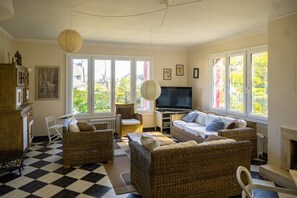 Fernseher, Kamin, DVD-Player