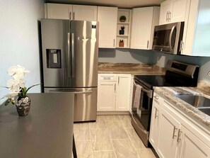 Fridge, microwave, oven, stovetop - The Gulfstream Place 2 (Naples)