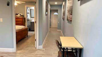 1 habitación, tabla de planchar con plancha, wifi gratis y ropa de cama