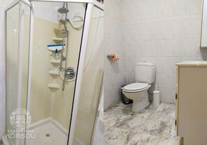 Douche, sĂšche-cheveux, serviettes fournies