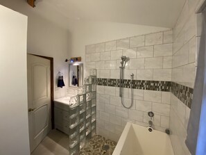 Combined shower/bathtub, jetted bath, hair dryer, towels - All in Japanese 🇯🇵 Located on the dry side of Waimea, the sunset and the wonderful sea view (Kamuela)