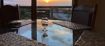 All in Japanese 🇯🇵 Located on the dry side of Waimea, the sunset and the wonderful sea view