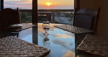 All in Japanese 🇯🇵 Located on the dry side of Waimea, the sunset and the wonderful sea view