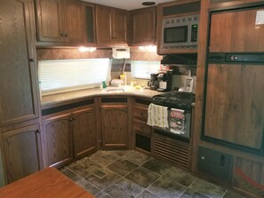 Refrigerador, microondas, horno y parrilla de estufa 