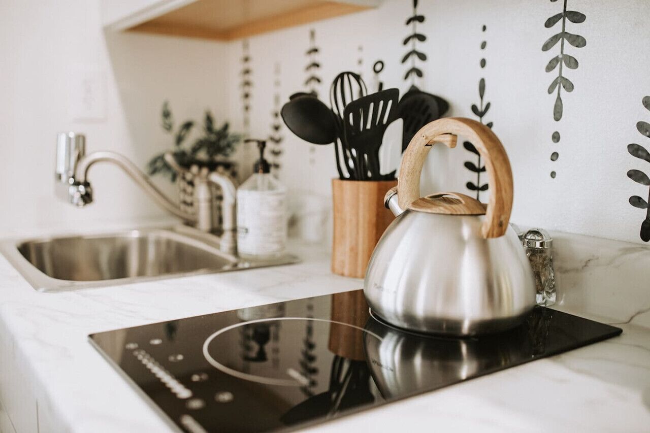 Mikrowelle, Herdplatte, Wasserkocher mit Kaffee-/Teezubehör, Toaster
