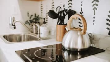 Mikrowelle, Herdplatte, Wasserkocher mit Kaffee-/Teezubehör, Toaster