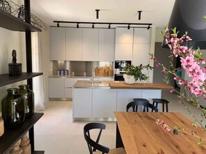 Een koelkast, een microgolfoven, een oven, een kookplaat