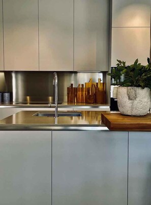 Een koelkast, een microgolfoven, een oven, een kookplaat