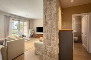 Televisio, takka, DVD-soitin, stereot