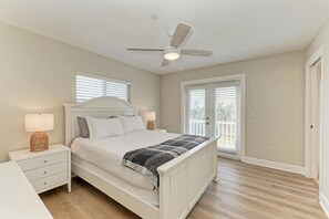 5 室のベッドルーム、デスク、アイロン / アイロン台、旅行用ベビーベッド