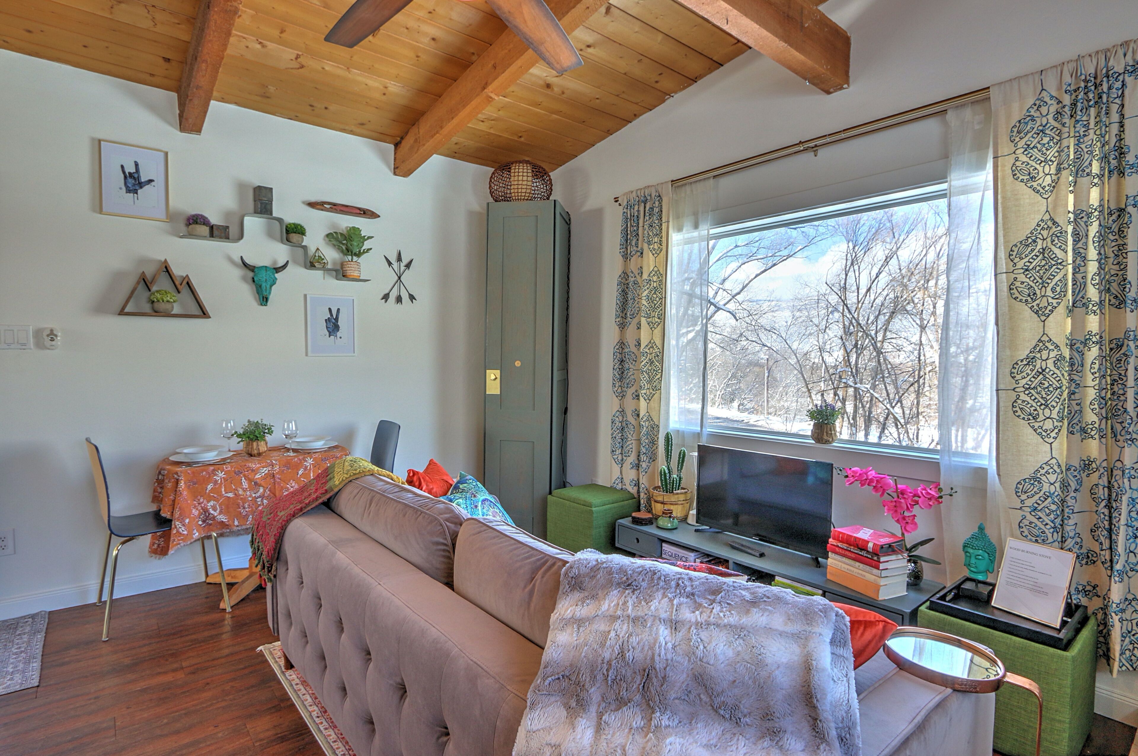 Bright Studio w/ Full Kitchen, Lg. Deck & Views, 2 Mi. to Downtown,10 Mi. to Ski