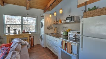 Een koelkast, een magnetron, een oven, een kookplaat