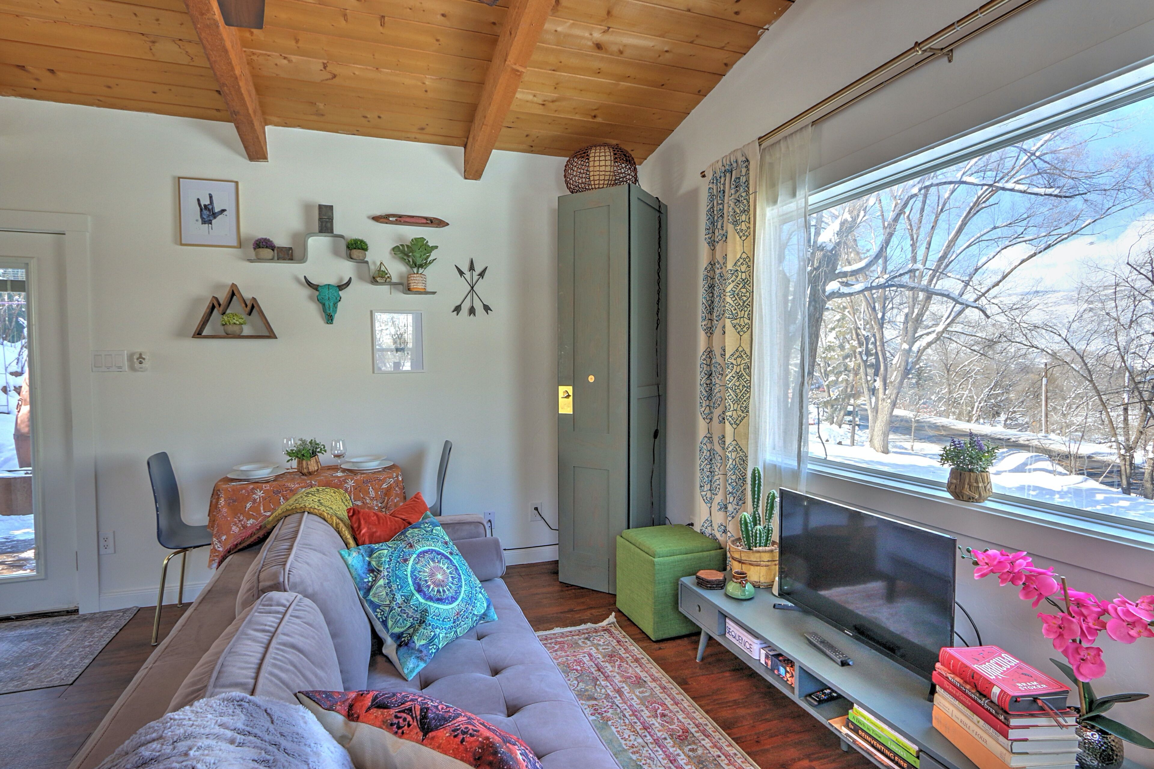 Bright Studio w/ Full Kitchen, Lg. Deck & Views, 2 Mi. to Downtown,10 Mi. to Ski