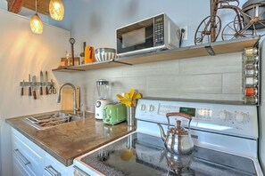 Fridge, microwave, oven, stovetop