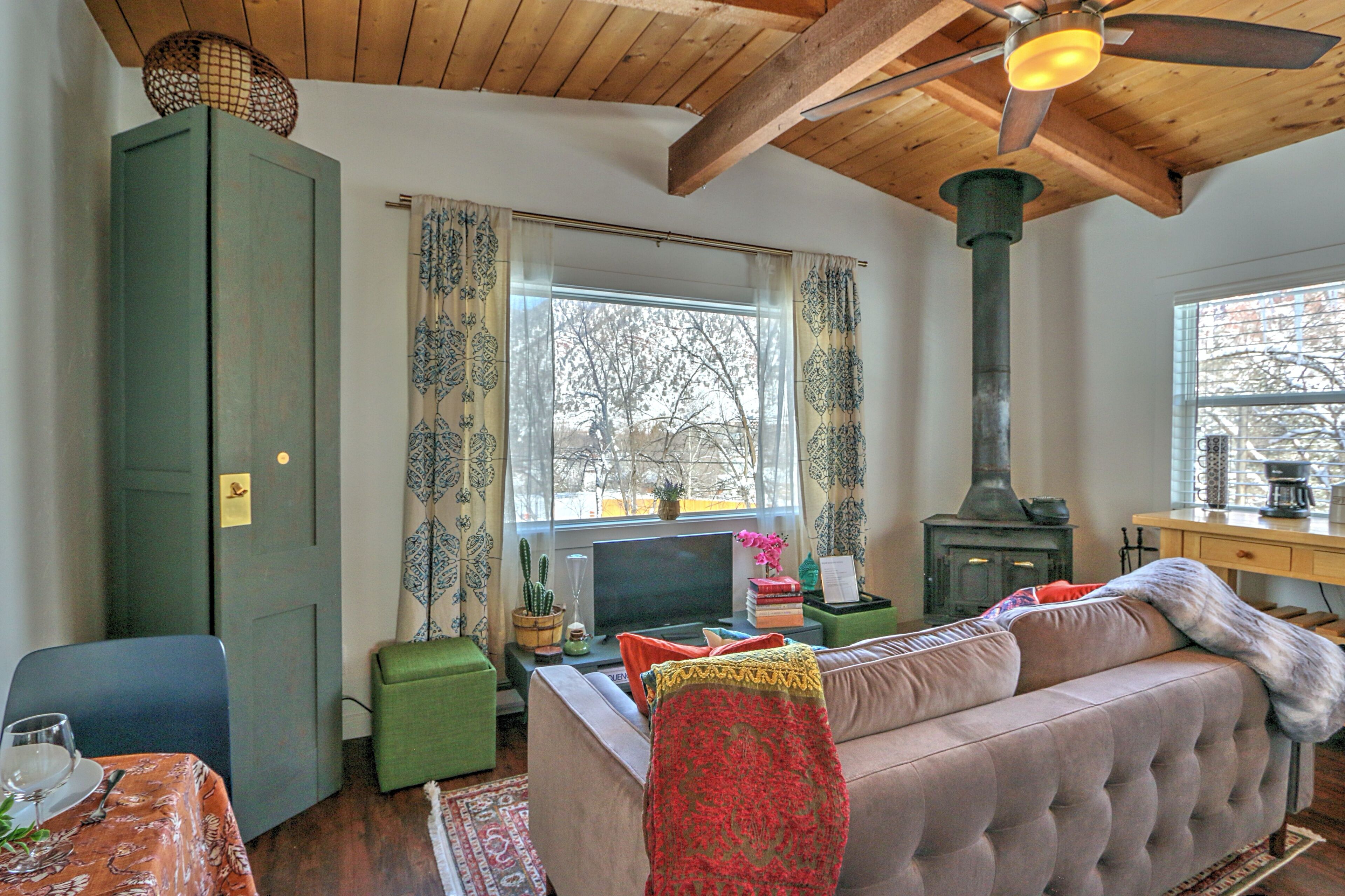 Bright Studio w/ Full Kitchen, Lg. Deck & Views, 2 Mi. to Downtown,10 Mi. to Ski