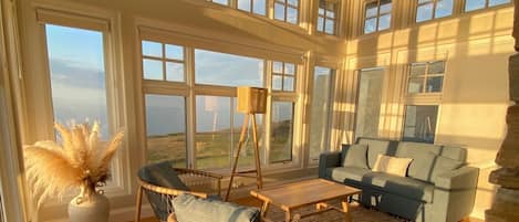 Suite estudio presidencial, 1 habitación, vista al océano, junto a la playa | Sábanas de algodón egipcio, ropa de cama de alta calidad y edredón