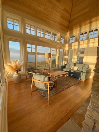 Presidential Studio Suite, 1 Bedroom, Ocean View, Beachside. 45 Steps - The Culinary Beachside Inn