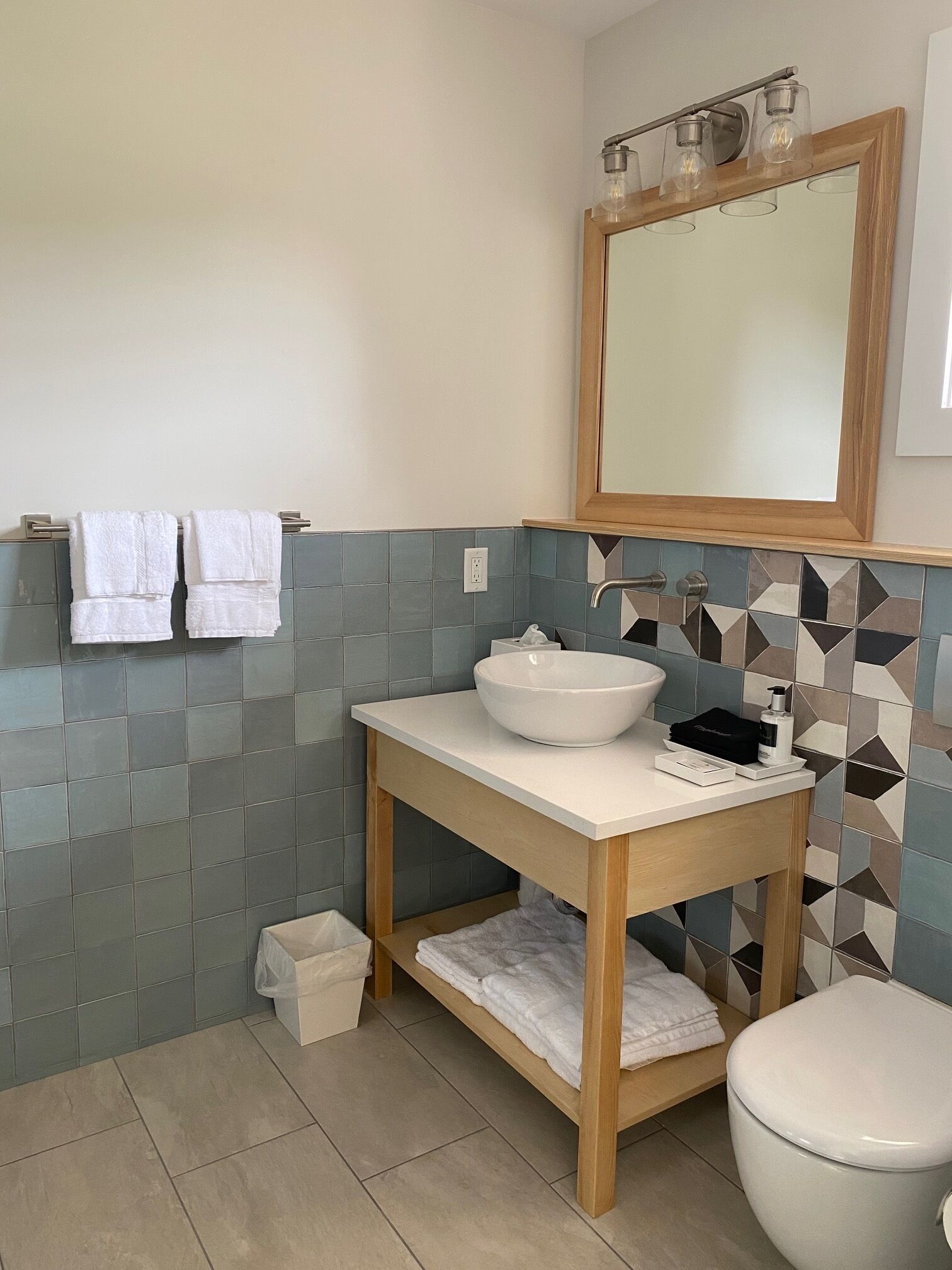 deluxe double room, ocean view, beachside | bathroom | free toiletries, hair dryer, bathrobes, heated floors