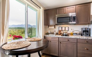 Réfrigérateur, micro-ondes, plaque de cuisson, lave-vaisselle