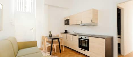 Lemari es, microwave, oven, dan kompor