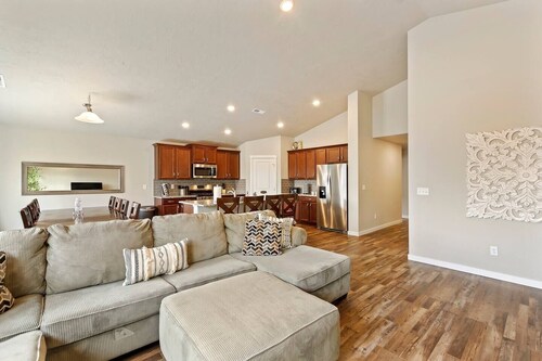 Homey Star home~King bed~5TVs ~ Walkable location