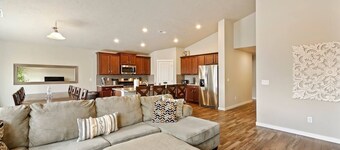 Homey Star home~King bed~5TVs ~ Walkable location