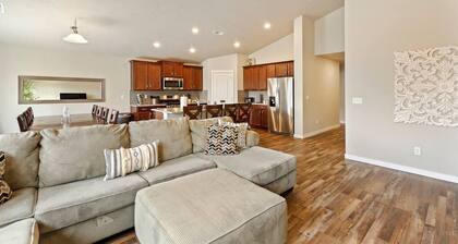 Homey Star home~King bed~5TVs ~ Walkable location