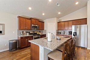 Fridge, microwave, oven, stovetop - Homey Star home~King bed~5TVs ~ Walkable location (Star)
