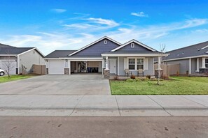 Exterior - Homey Star home~King bed~5TVs ~ Walkable location (Star)