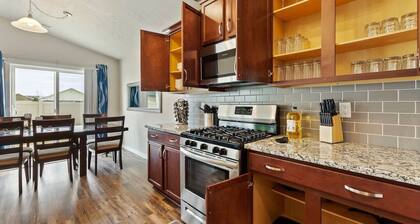 Homey Star home~King bed~5TVs ~ Walkable location