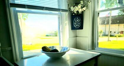 Apple Blossom Cottage // 2 Miles from Downtown ~ 10 Min to Mayo