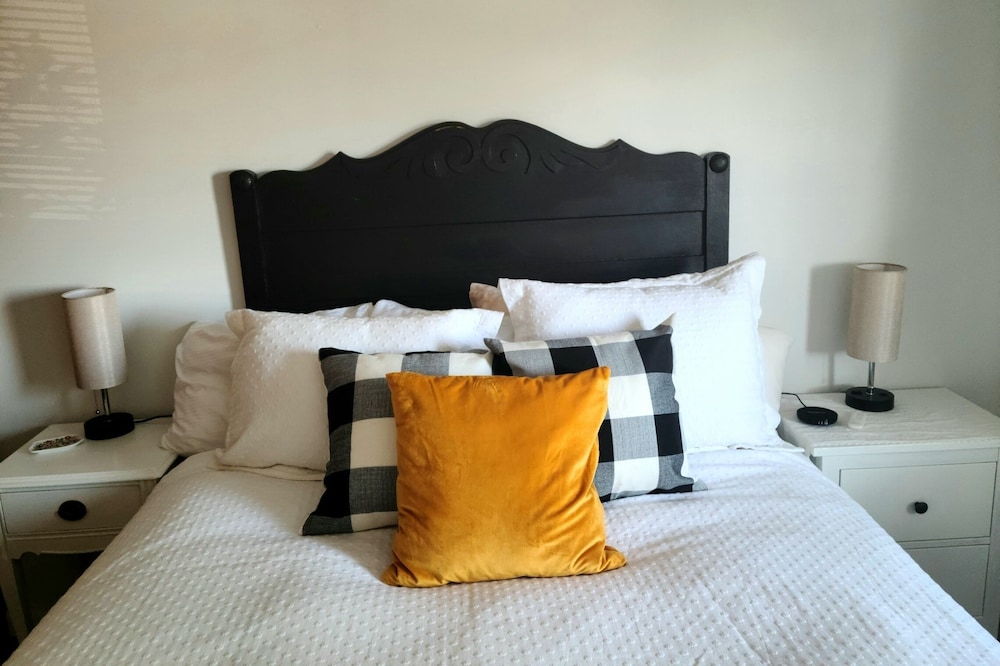 Apple Blossom Cottage // 2 Miles from Downtown ~ 10 Min to Mayo