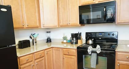 Mountain View 2 bedroom with a pool !!!