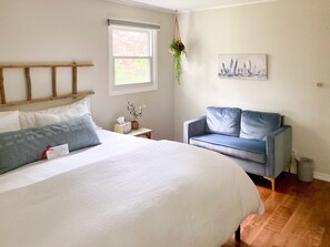 5 dormitorios, escritorio, tabla de planchar con plancha y cuna de viaje