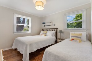6 bedrooms, desk, iron/ironing board, travel cot