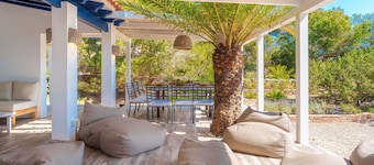 Wonderful private villa for 10 guests with private pool, WIFI, A/C, TV, patio and parking