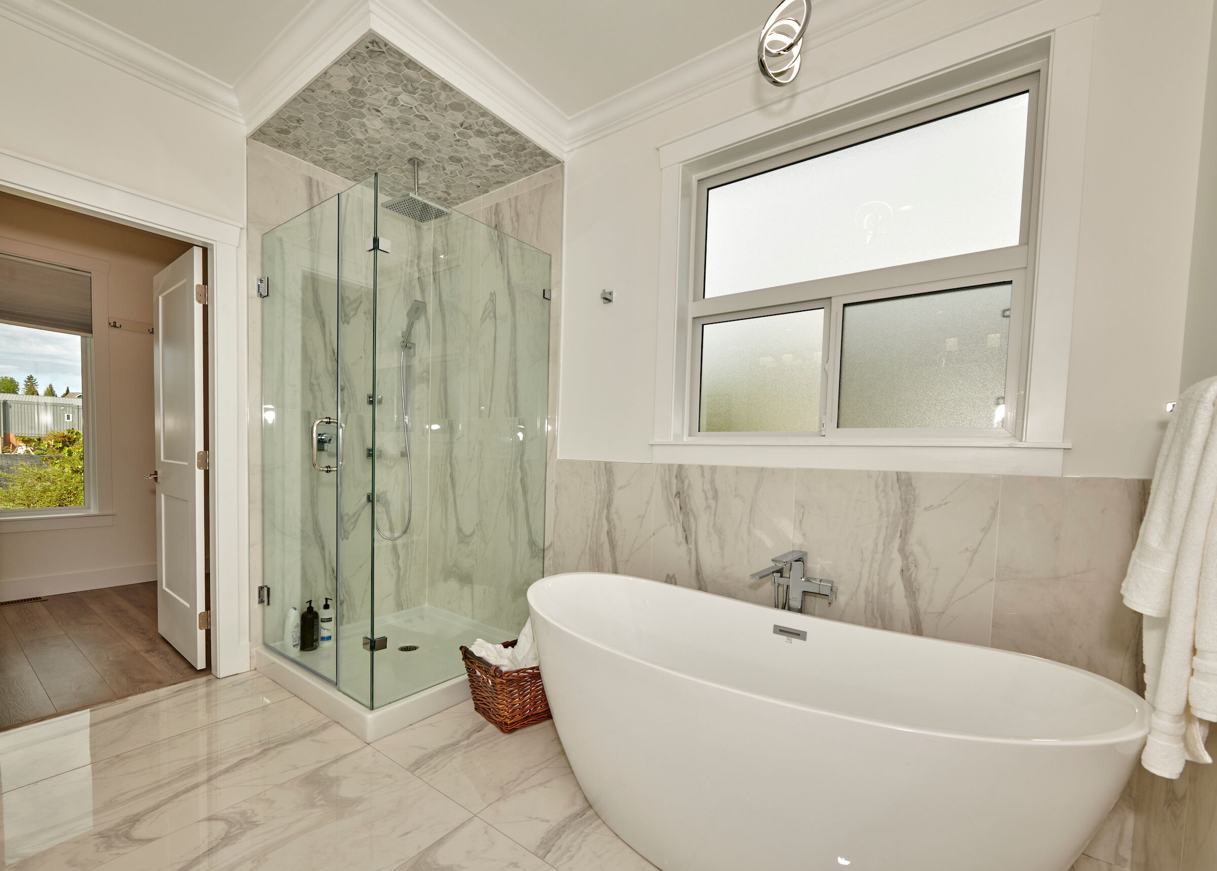 Modern 4-bedroom house with ocean& mountain view