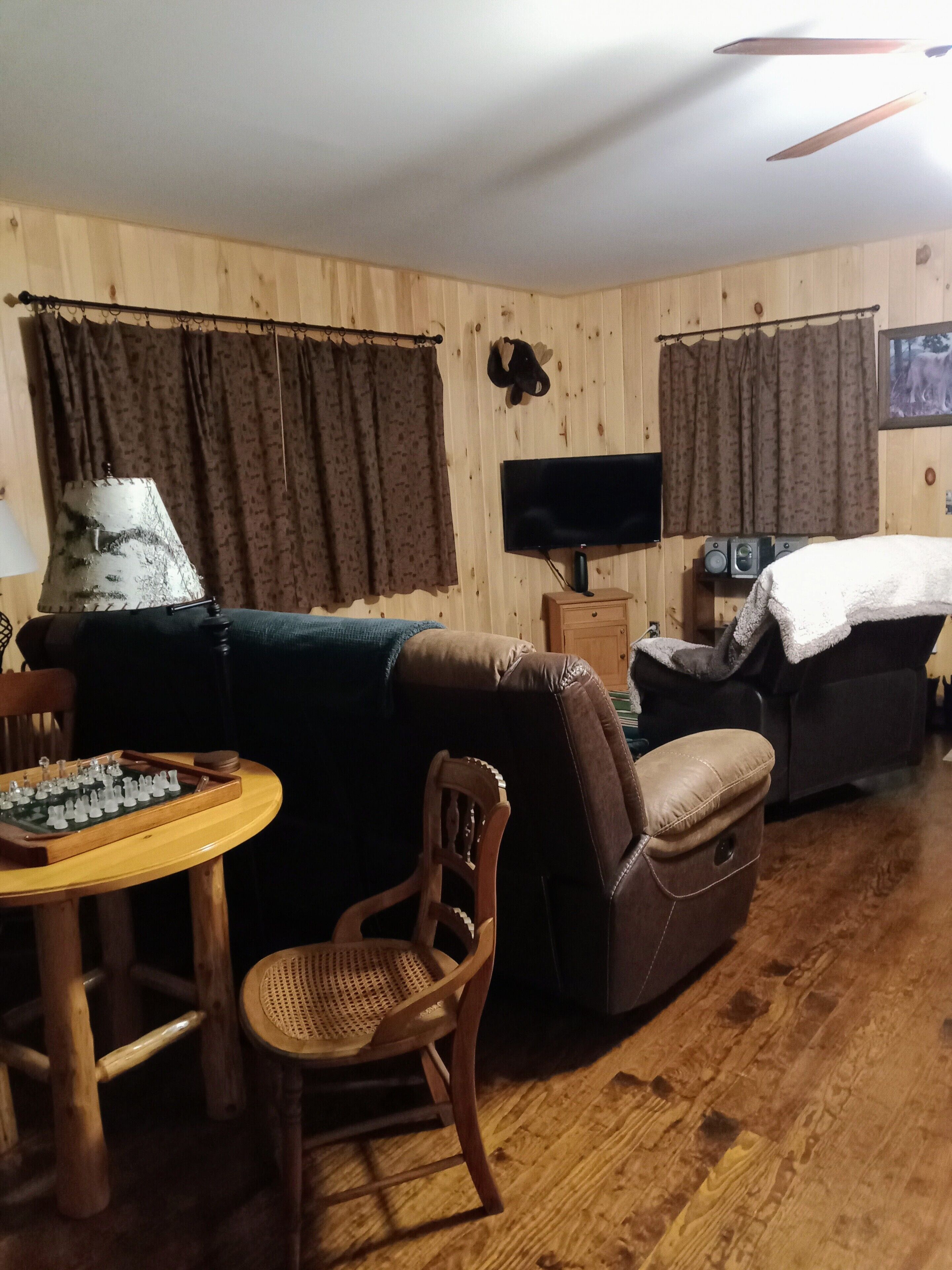 Rustic cabin - just minutes from miles of hiking trails!