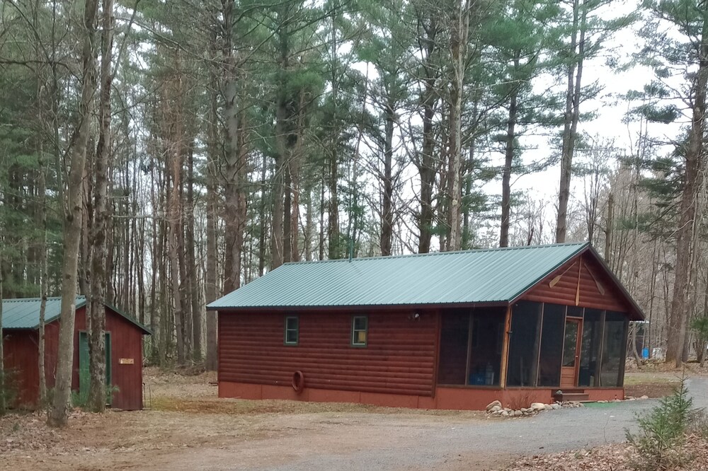 Rustic cabin - just minutes from miles of hiking trails!