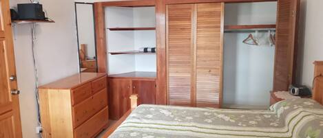 3 bedrooms, desk, iron/ironing board, free WiFi