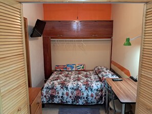 2 habitaciones, escritorio, tabla de planchar con plancha y wifi gratis 